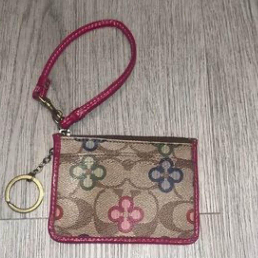 Coach Peyton Signature Clover ID Holder and Wallet Keychain- Fair‎
